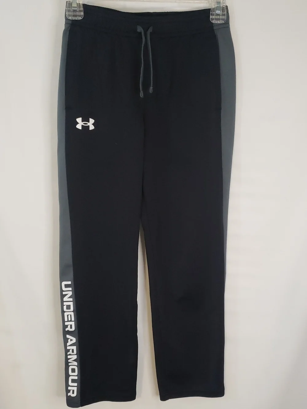 Under Armour NWOT Youth Black Joggers with Gray Side Panels and Logo